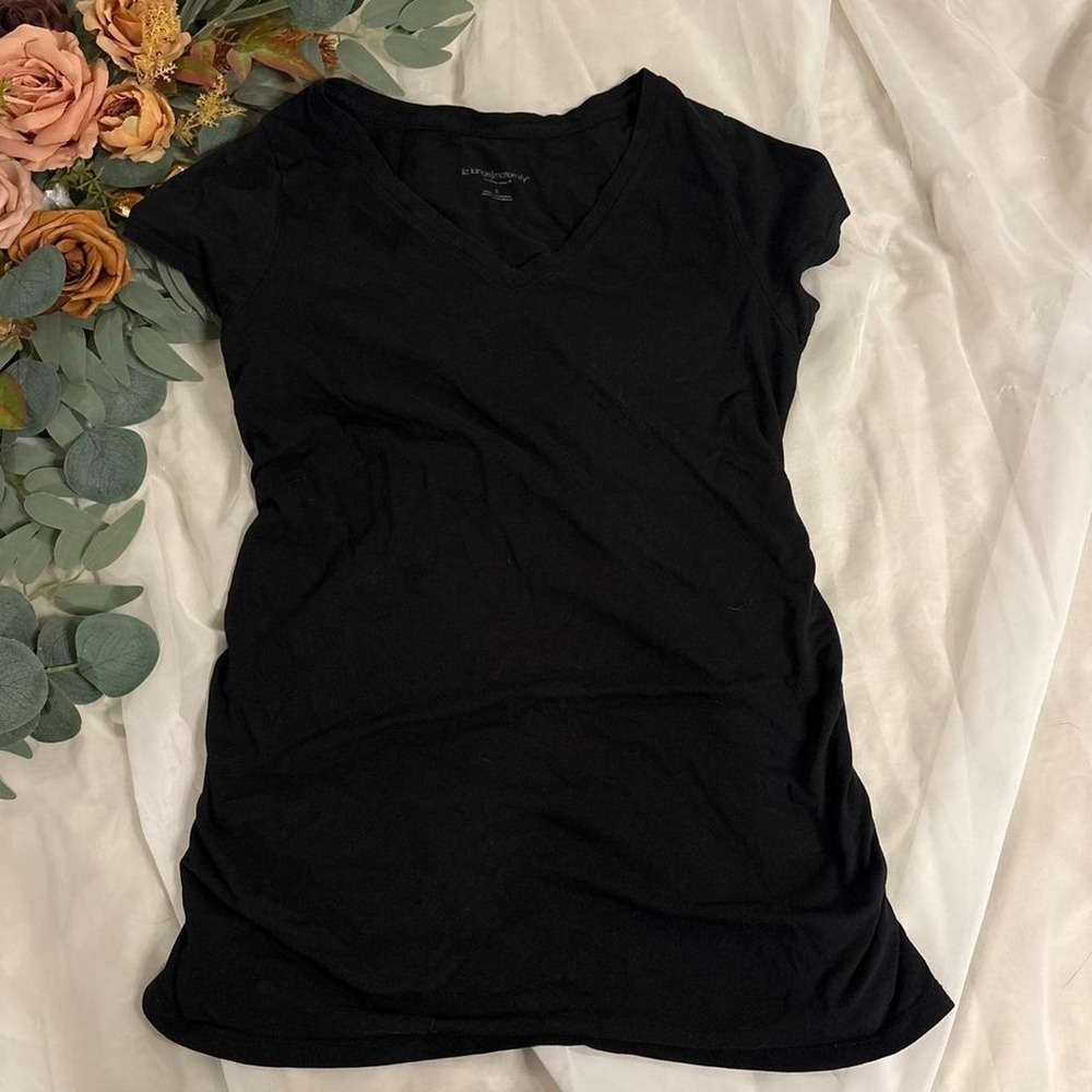 Liz Lange) MATERNITY Black v-neck short sleeve top size small